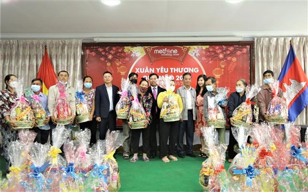 Poor Vietnamese in Cambodia presented Tet gift