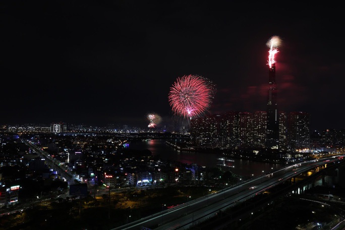 Fireworks to be displayed at six locations in Ho Chi Minh City on New Year’s Eve