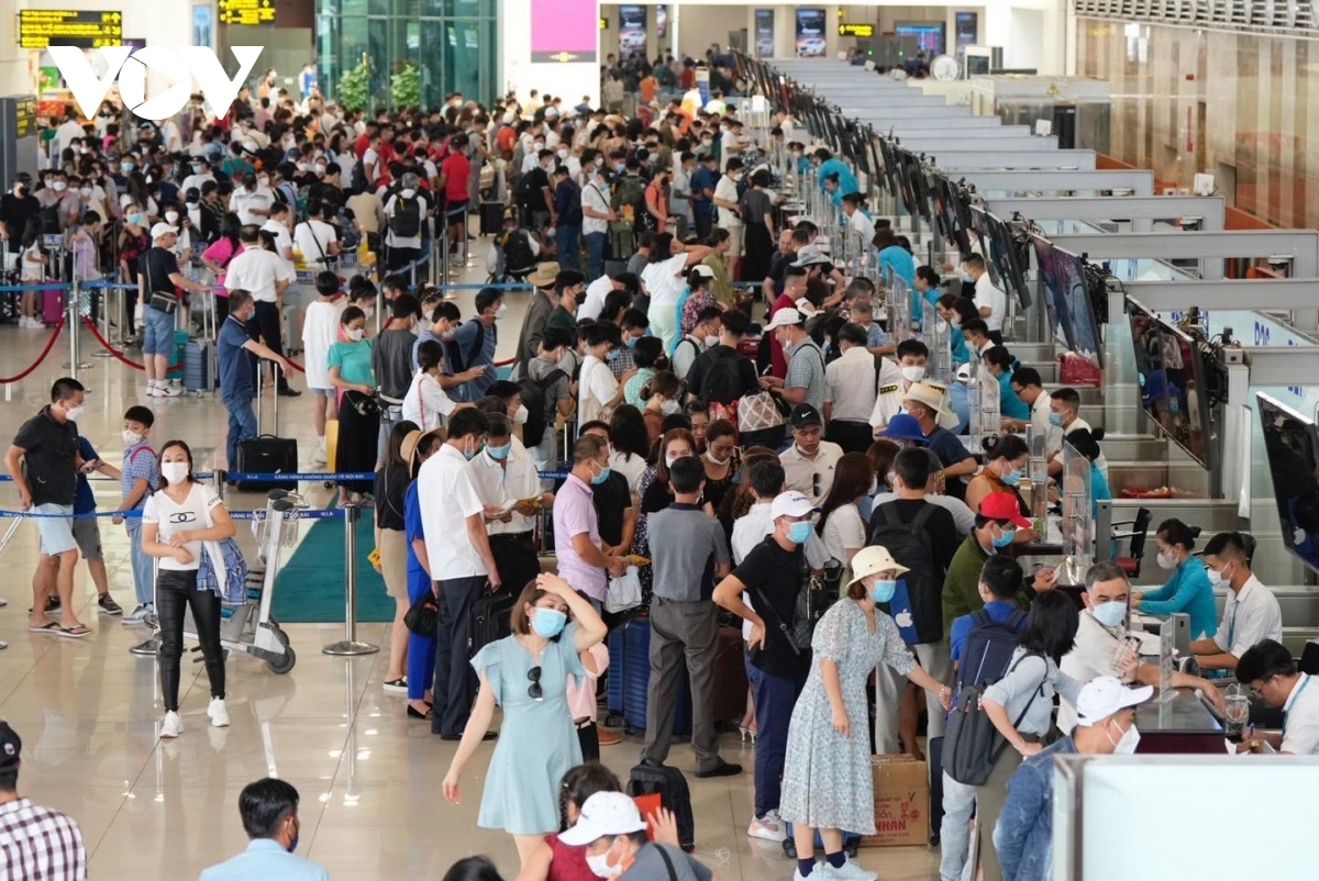 Tan Son Nhat airport receives record high of 120,000 passengers