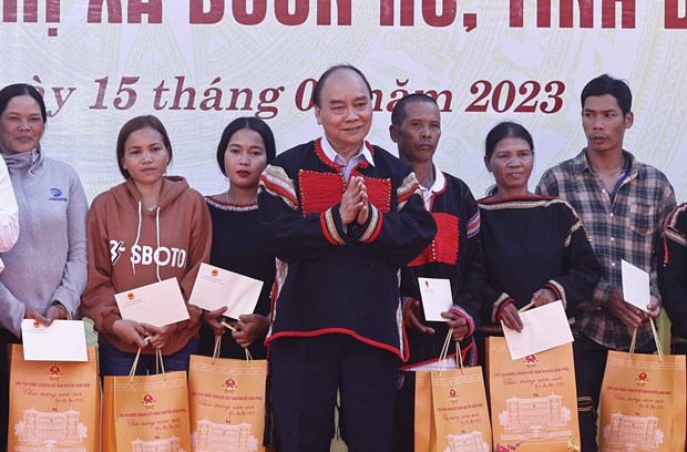President gives gifts to disadvantaged people, students in Dak Lak