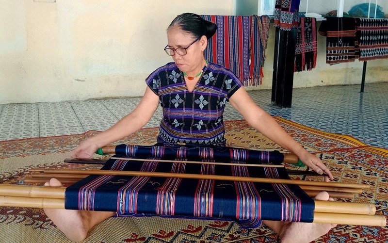 Ethnic person brings traditional zèng products to the world