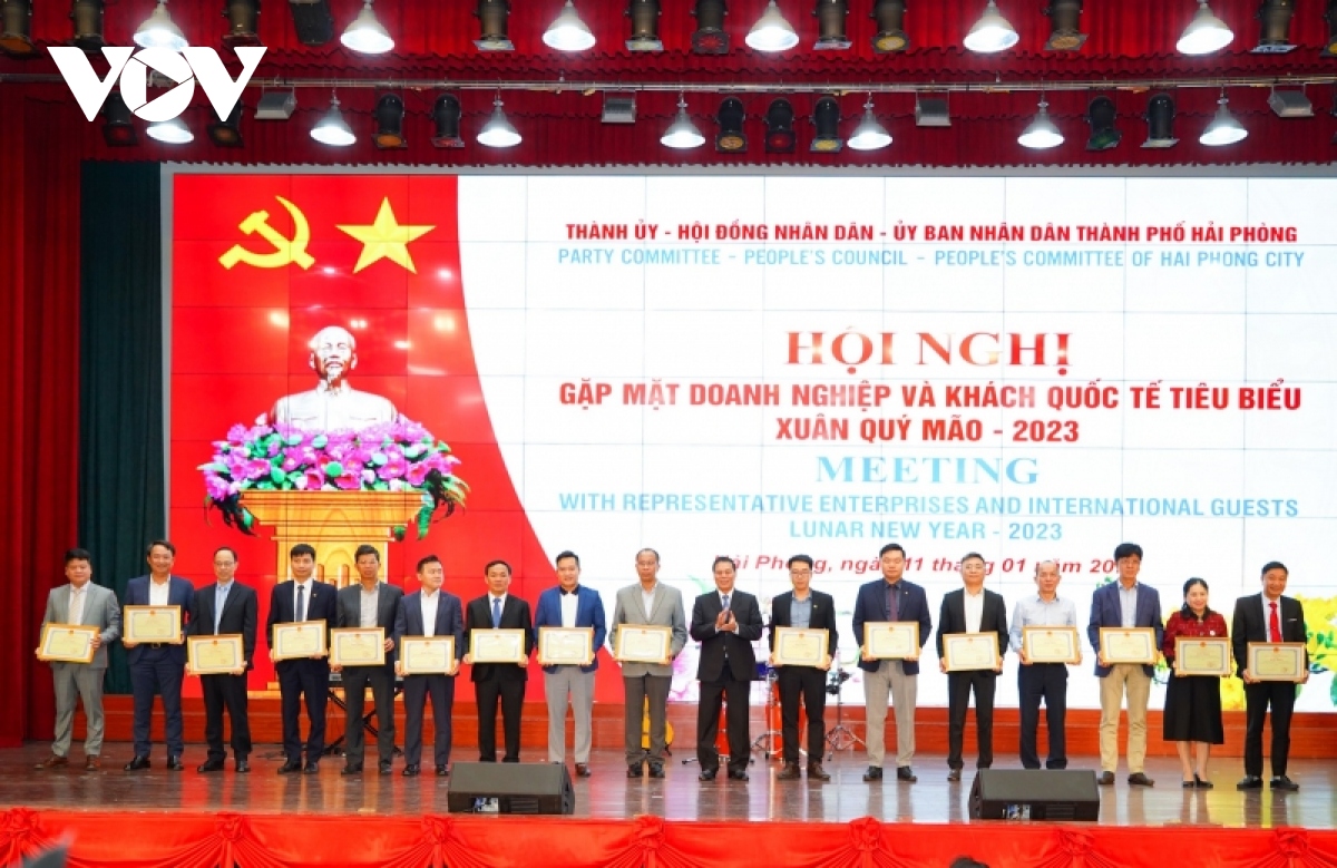 Hai Phong honors typical international businesses and organizations