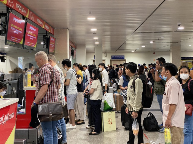 Tan Son Nhat Airport uses QR-code for flight information search