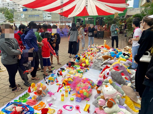 HCMC presents Tet gifts to HIV AIDS children