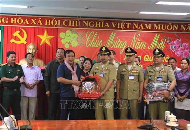 Cambodian delegation pays pre-Tet visits to Vinh Long province