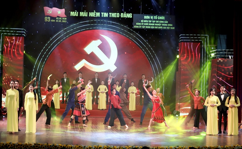 Art programme celebrates 93rd founding anniversary of Communist Party of Vietnam