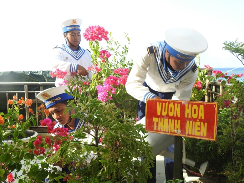 Planting trees on Truong Sa Islands