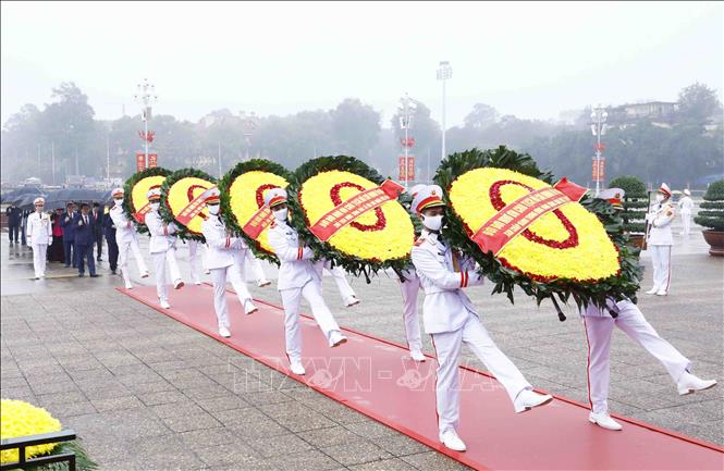 Party and State leaders pay homage to President Ho Chi Minh
