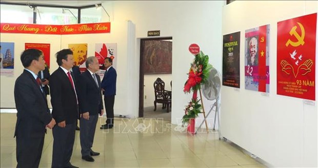 Lao newspaper praises growth of Communist Party of Vietnam