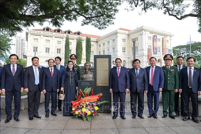 Prime Minister Pham Minh Chinh commemorates President Ho Chi Minh in Singapore