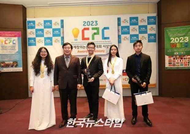 Seven Vietnamese students win gold prizes at Int’l Creative Papers Conference  Olympic