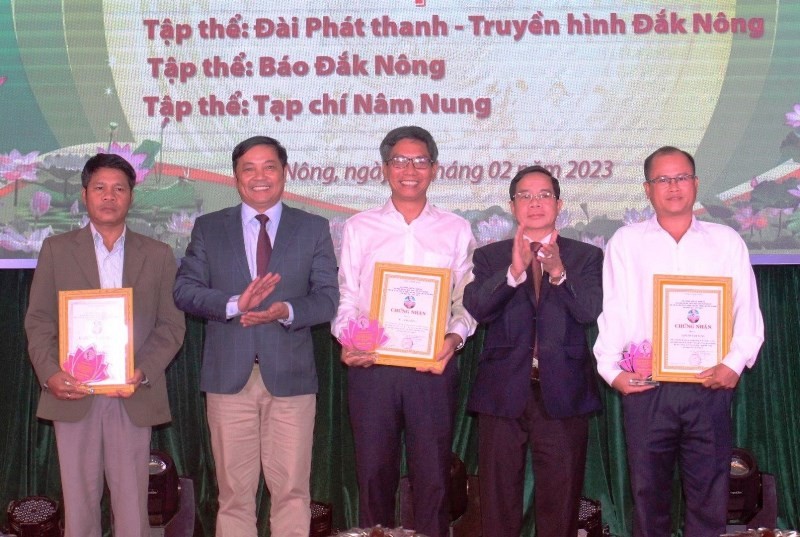 Dak Nong awards prizes for studying and following President Ho Chi Minh’s ideology, morality and style