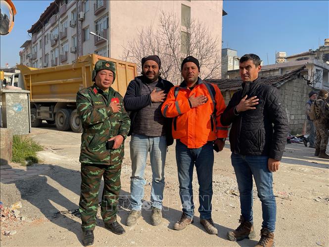 Turkish people thank Vietnamese People s Army rescue forces for companionship