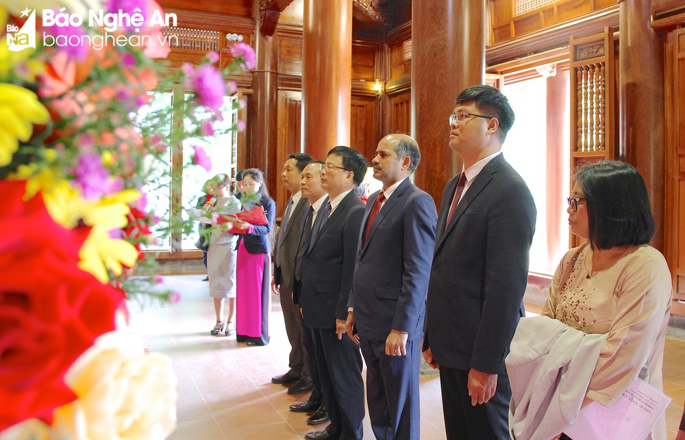 Indian Ambassador commemorates President Ho Chi Minh