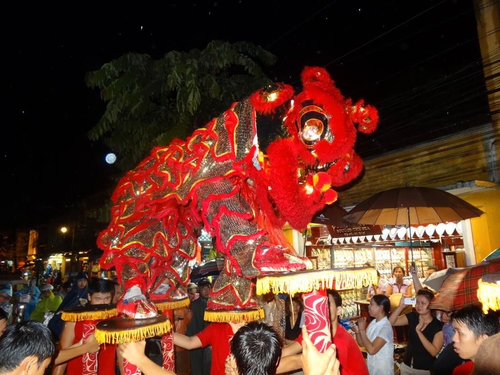Mid-autumn Full Moon Festival in Hoi An ancient town recognized as national intangible heritage