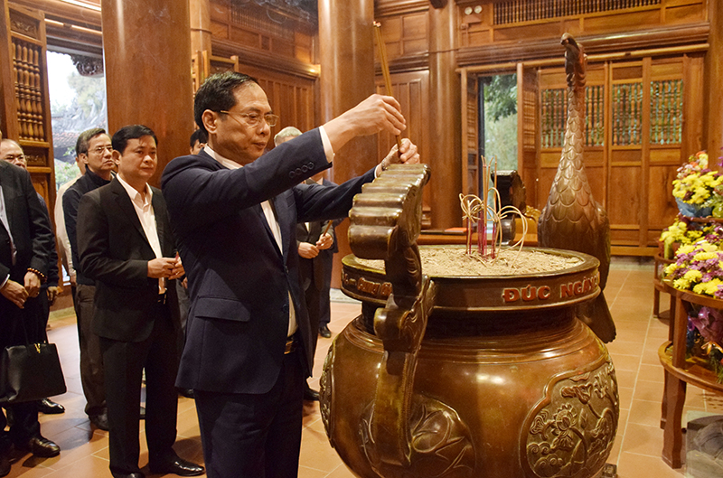 Foreign Minister offers incense to Uncle Ho at Kim Lien Special National Relic Site
