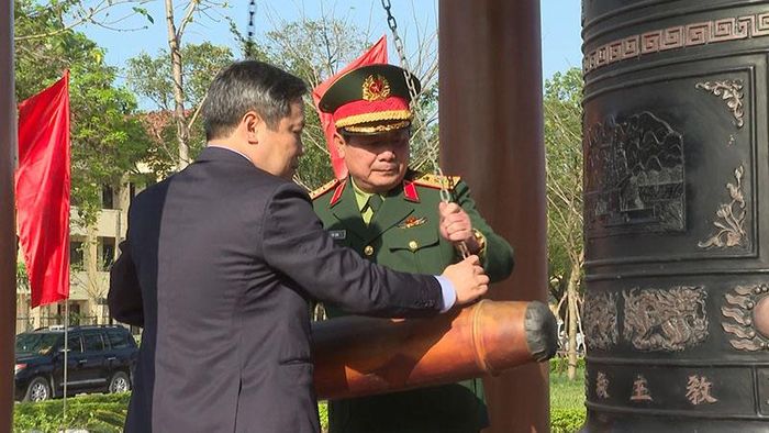 Leaders of ministry and province offer incense at Temple of Uncle Ho and Heroic Martyrs
