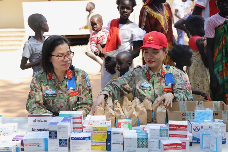 Vietnamese medical staff presents gifts and medicines to people in South Sudan