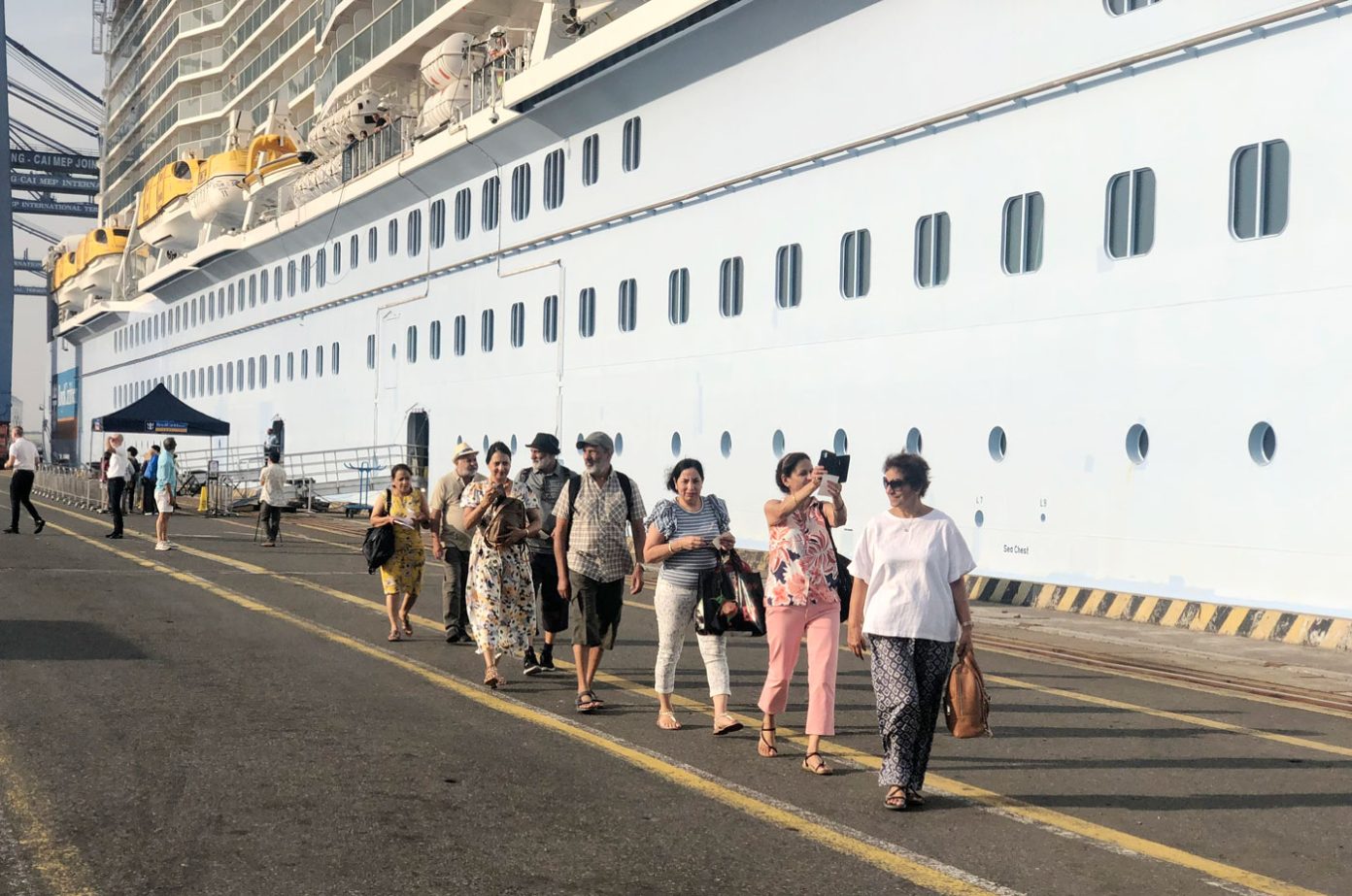 Large cruise ship brings 3,500 international tourists to Vietnam