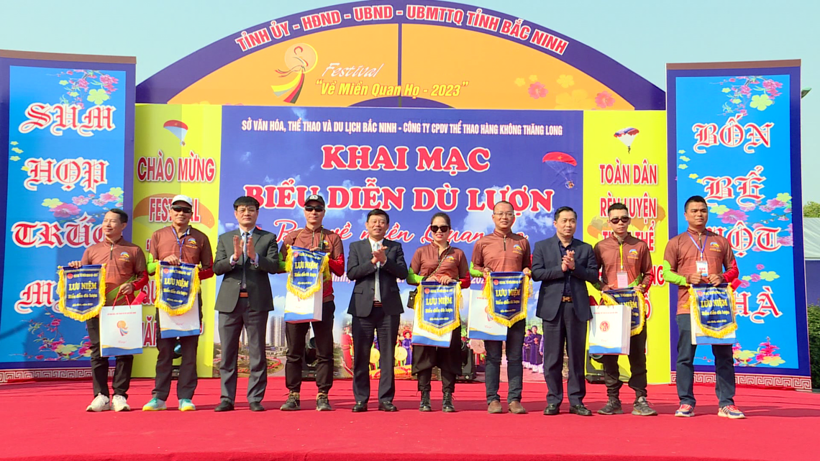 Paragliding performance organized in Bac Ninh province