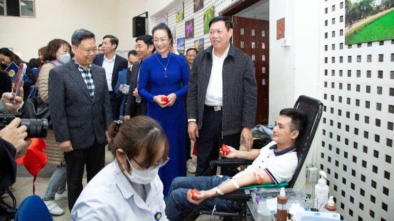 Nearly 300 units of blood donated by healthcare workers in Hanoi