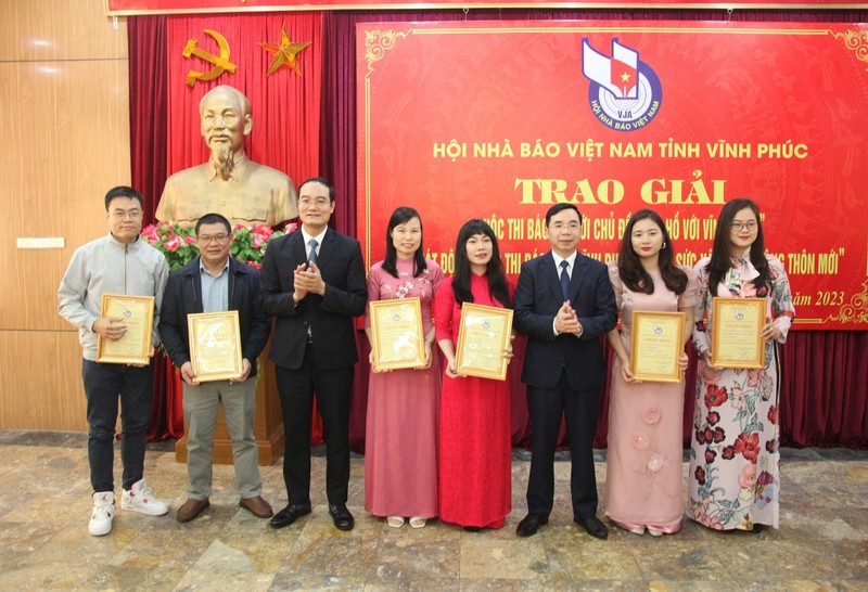Vinh Phuc presents awards for best works about Uncle Ho