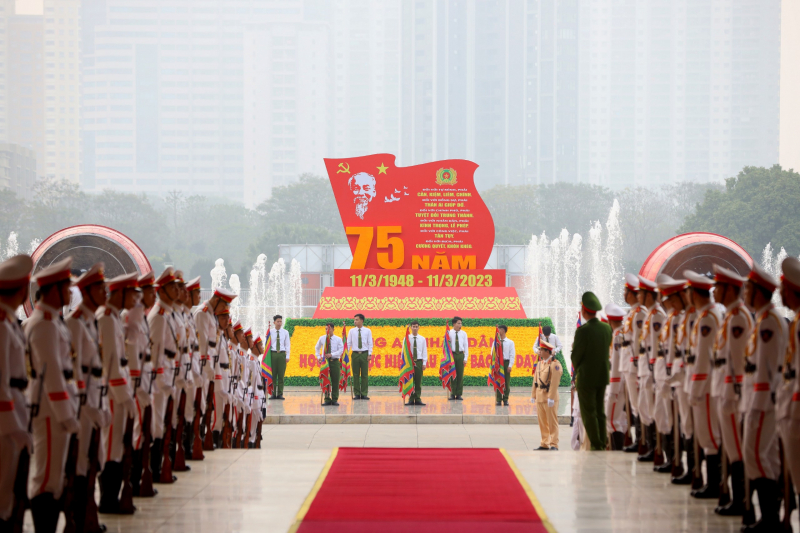 Ceremony held to mark 75th anniversary of People s Public Security Forces studying and following Uncle Ho’s six teachings