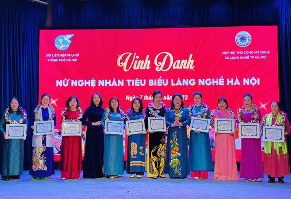 Programme honours outstanding female artisans in traditional handicrafts in Hanoi