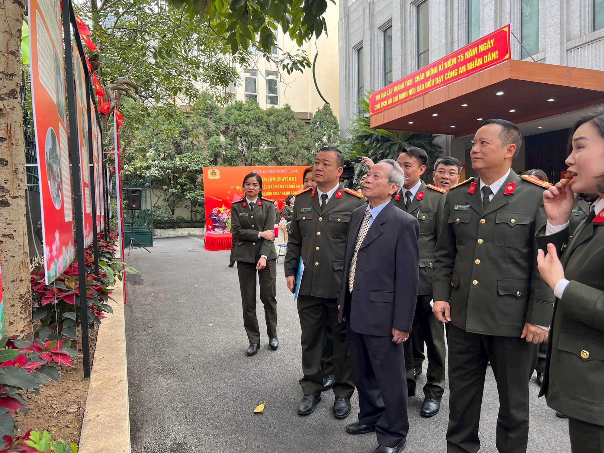 Exhibition on implementation of six things Uncle Ho taught People s Public Security Forces
