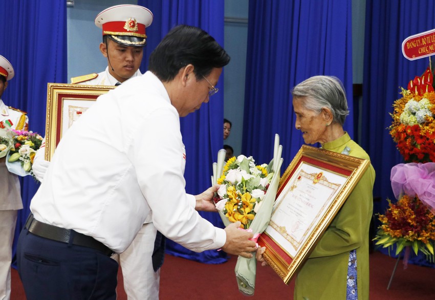 HCMC presents “Heroic Vietnamese Mother” title to eight women
