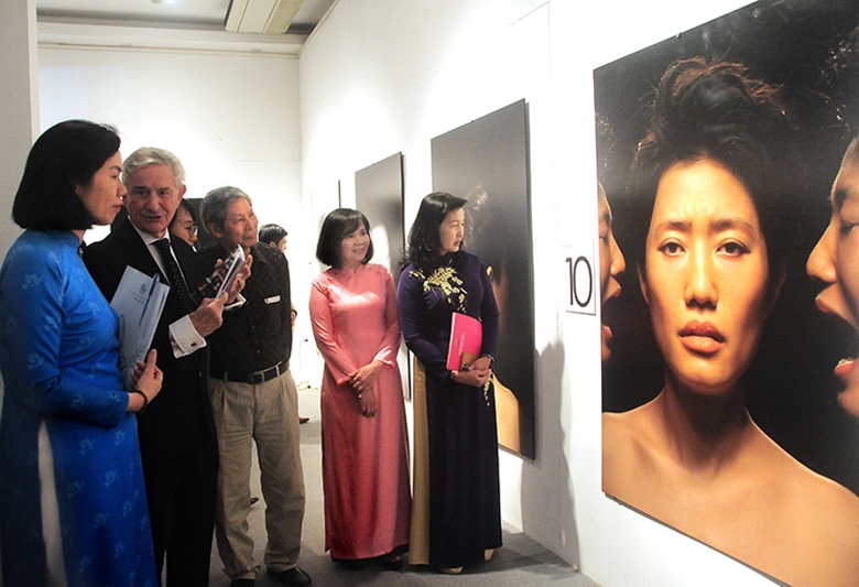 Photos on woman’s emotions on display in Hanoi