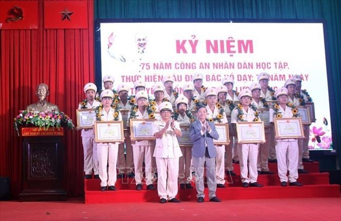 Gia Lai Police honors typical examples of studying and implementing Uncle Ho s six teachings