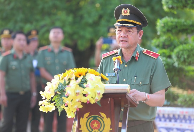 Praising 75 typical examples for implementing 6 things Uncle Ho taught People’s Public Security