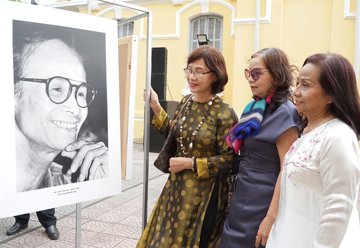 35 black-and-white photos about late composer Trinh Cong Son on display in Hue