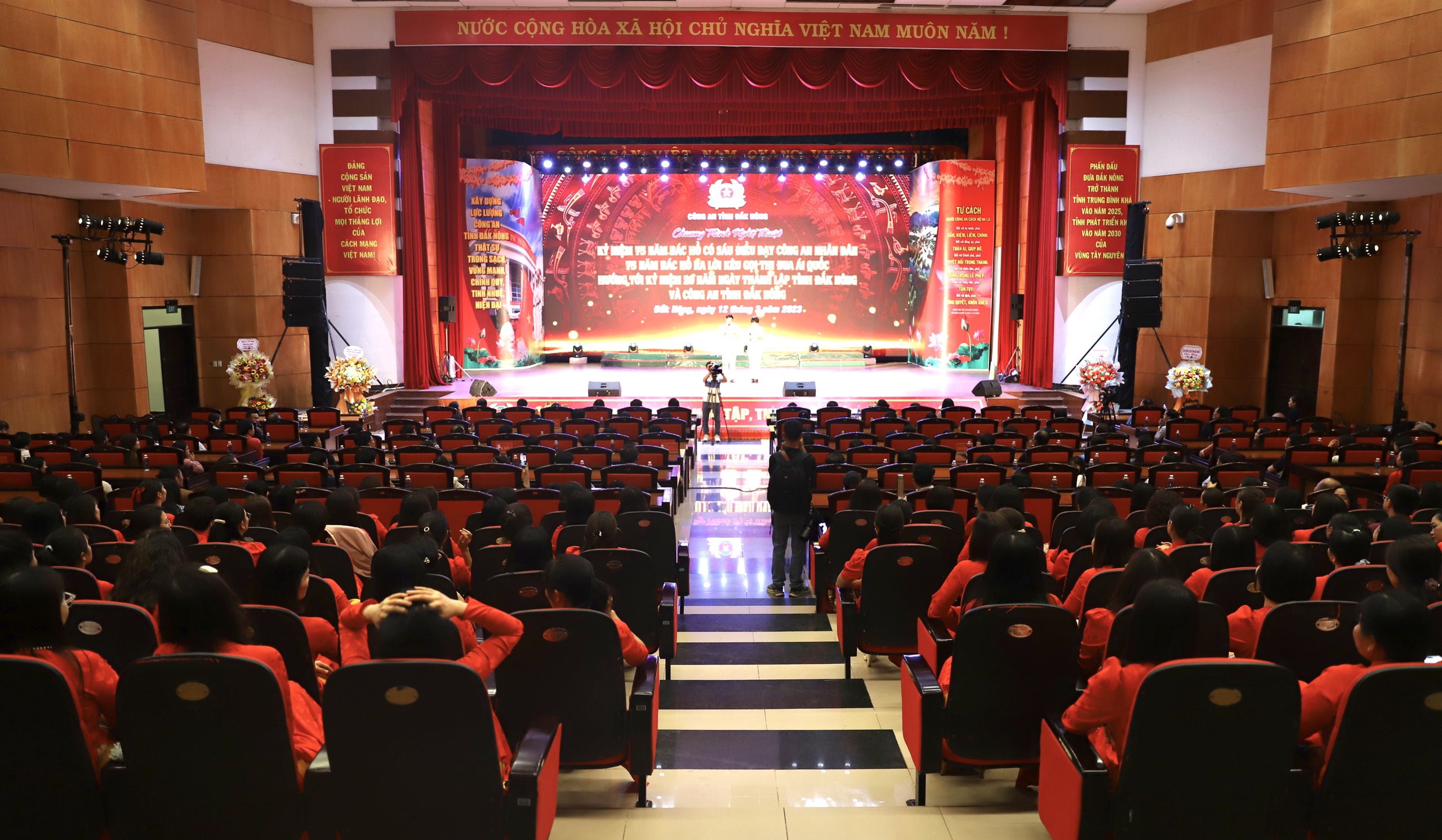 Dak Nong Police organizes art program to pay tribute to Uncle Ho