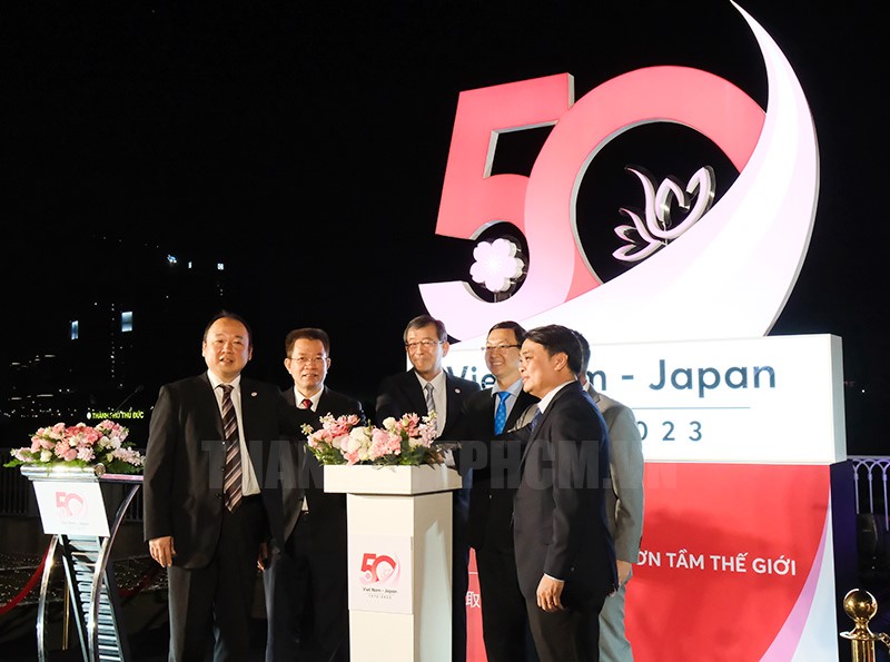 Art illumination at Bach Dang Wharf Park marks Vietnam – Japan diplomatic relations