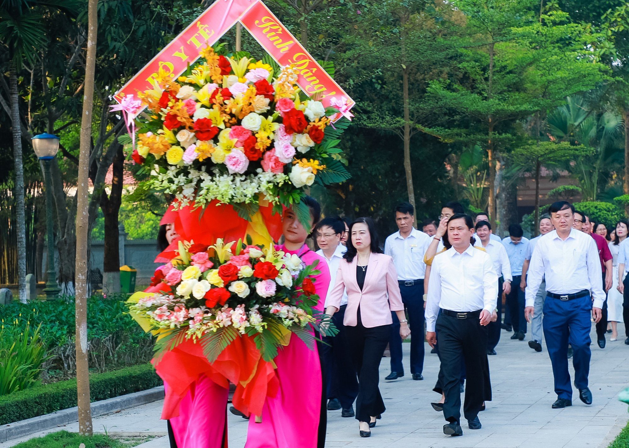 Minister of Health offers flowers and incense at Kim Lien relic site