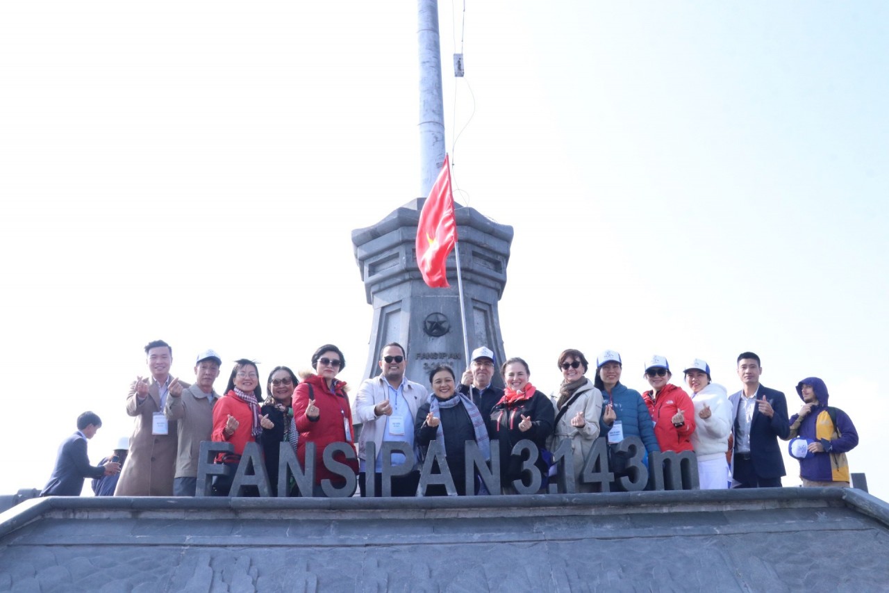 Fansipan Peak impresses international friends