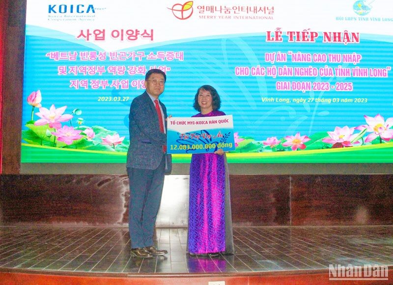 RoK supports poor households in Vinh Long province