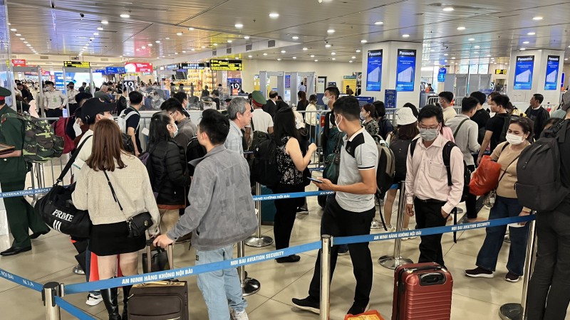 Nearly 1 million air passengers expected during April 30 - May 1 holiday