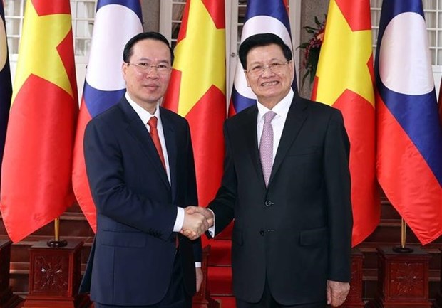 President holds talks with Party General Secretary, President of Laos
