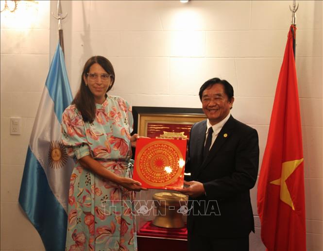 Binh Duong connects investment cooperation with Argentina locality