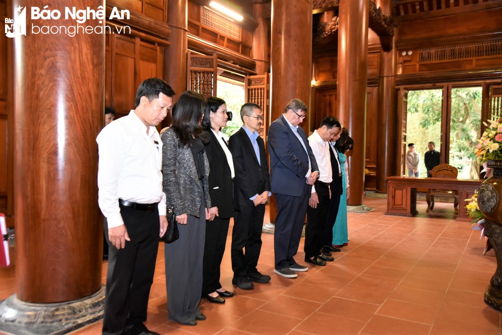 Harvard University presents copies of precious artifacts to Kim Lien Special National Monument