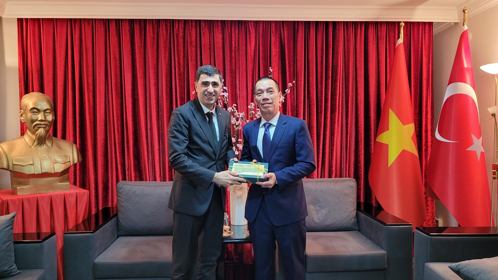 Vietnamese Ambassador in Turkey works with Deputy Secretary General of ICI