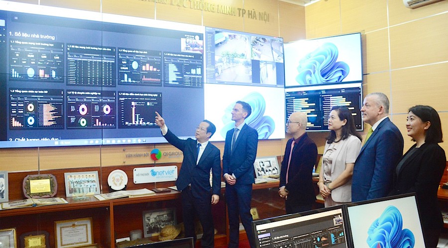 Hanoi cooperates to improve computer using skills for students