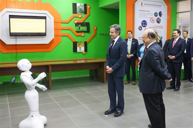 US Secretary of State visits AI-powered projects at Hanoi university