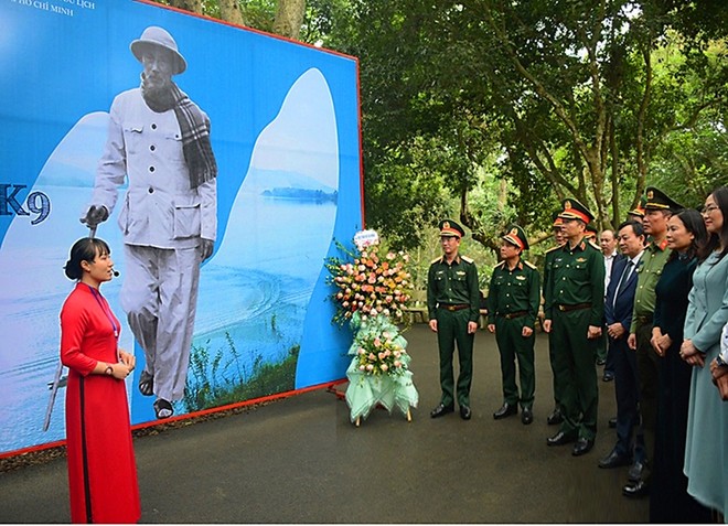 More than 150 precious documentary photos on showcase at exhibition “Uncle Ho and Da Chong – K9”