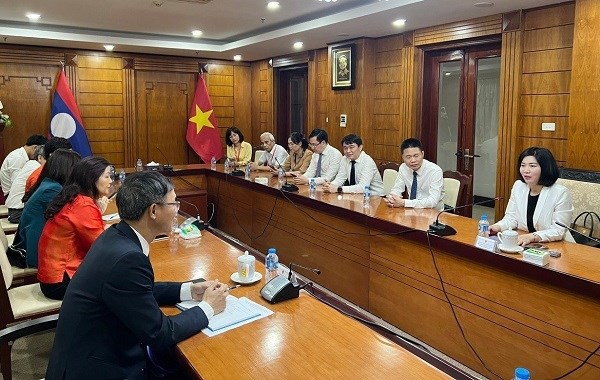 Hanoi delegation pays working visit to Laos
