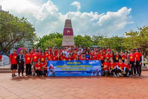 Overseas Vietnamese conclude visit to Truong Sa island district, DK1 platform