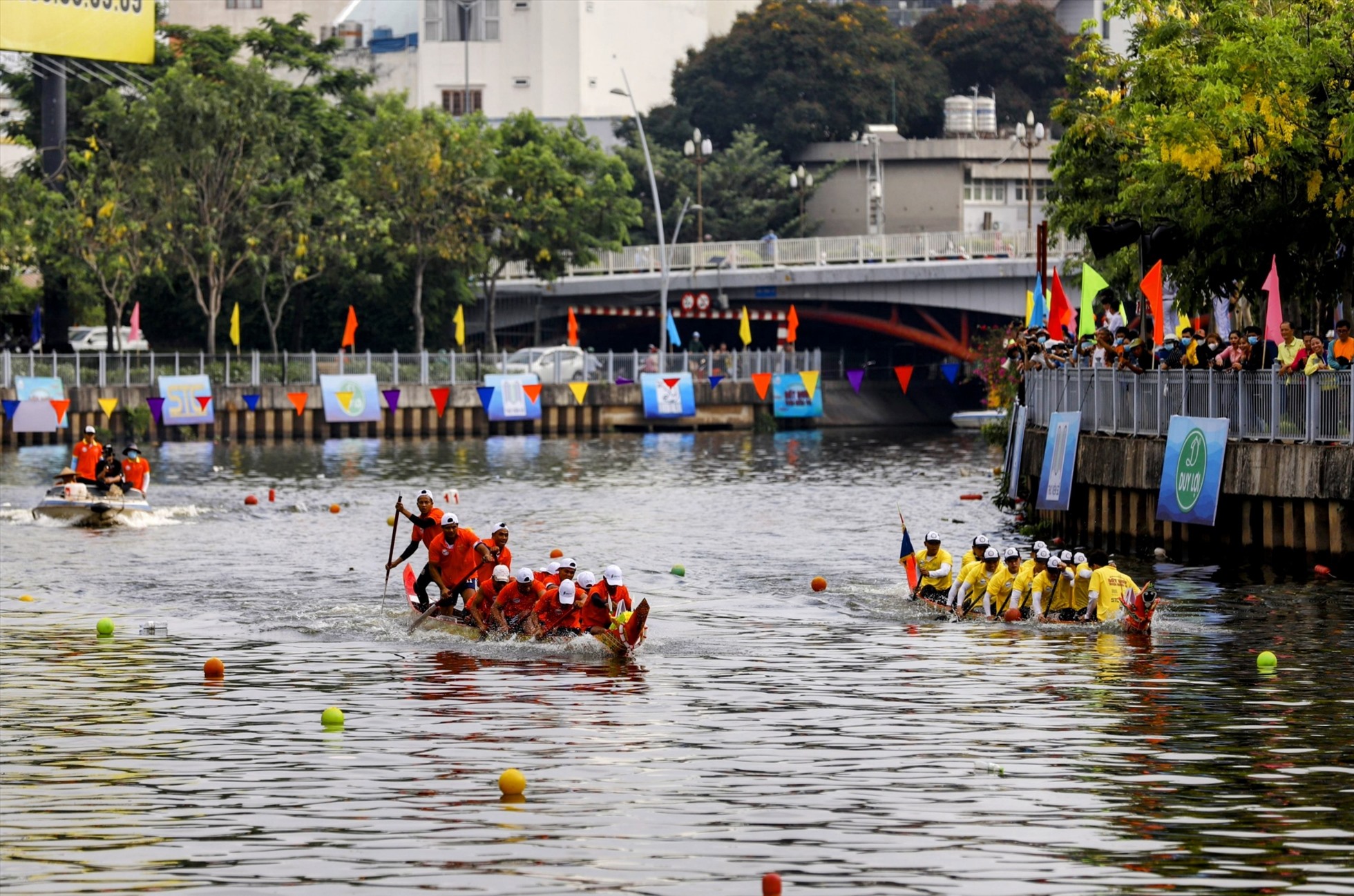 Traditional boat racing of Khmer ethnic group attracts crowds in HCM City